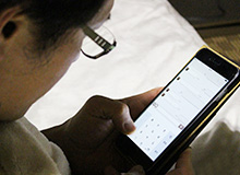 スマホを見る男性