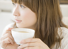 マグカップを持つ女性