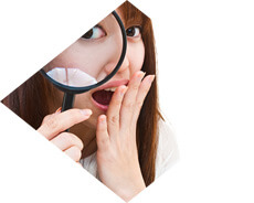 虫眼鏡を覗く女性