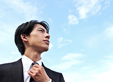 空を見上げる男性