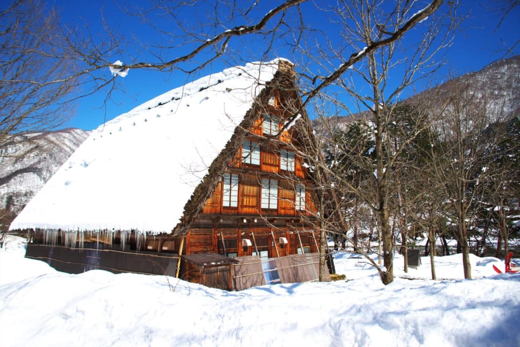 雪が積もる白川郷