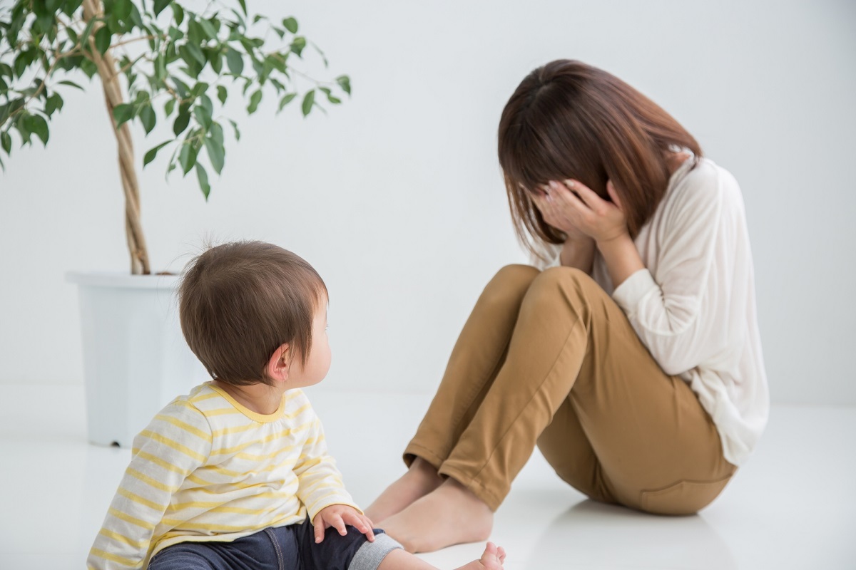 子供　泣く　母親