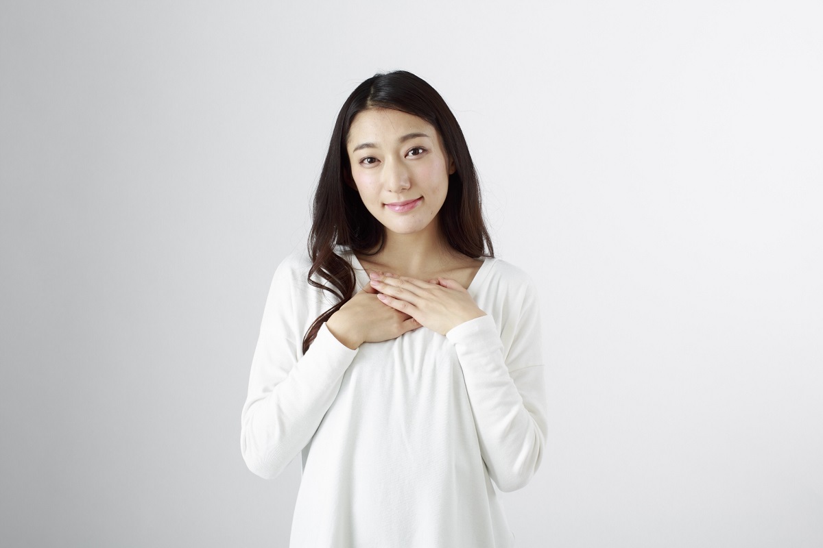 ほっと安心している女性