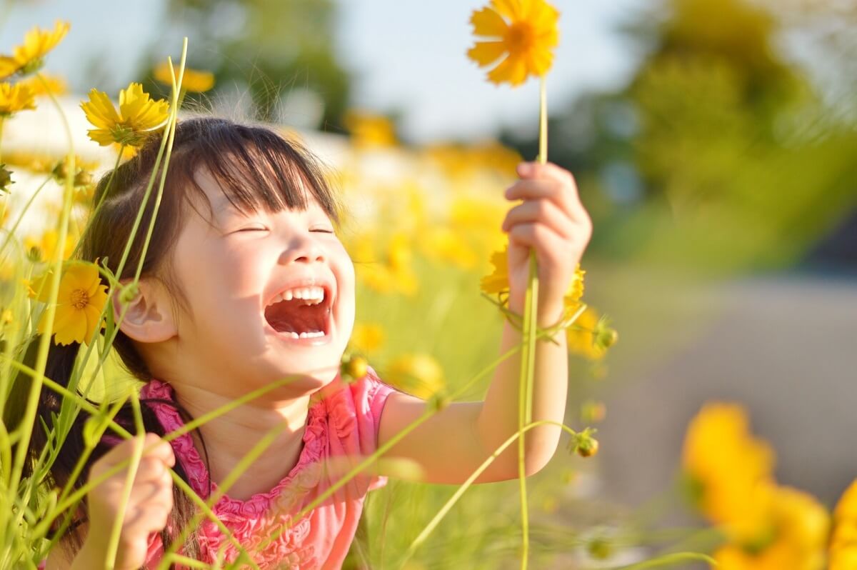 子供　笑顔　花