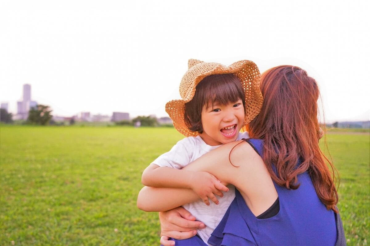 子供　抱きしめる　親子