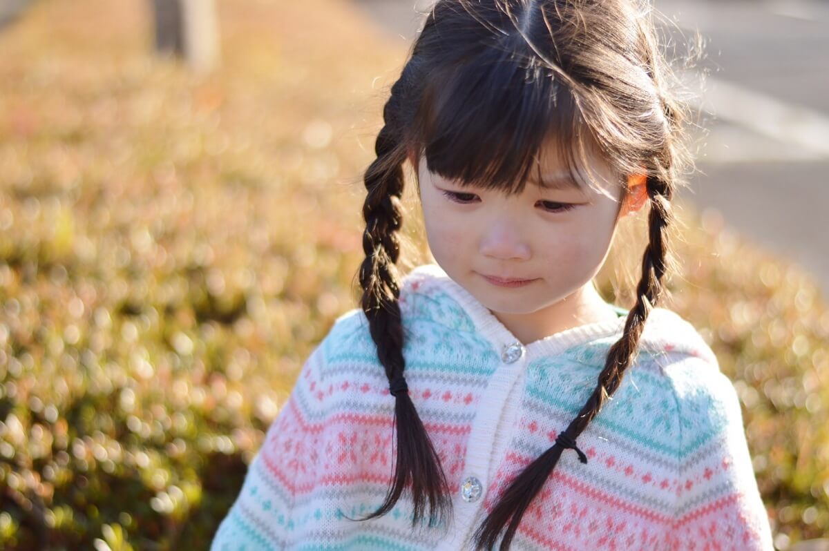 子供　女児　泣く