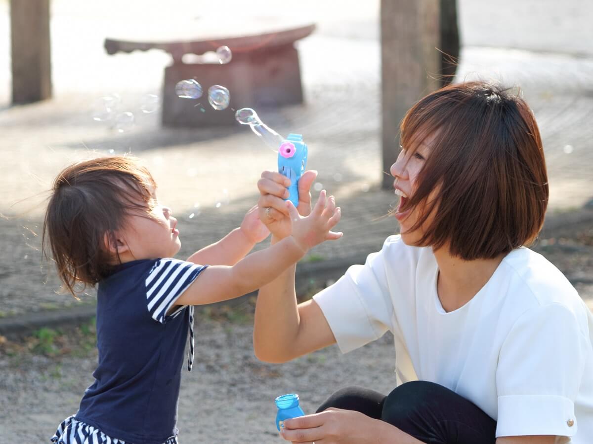 親子　シャボン玉　公園遊び