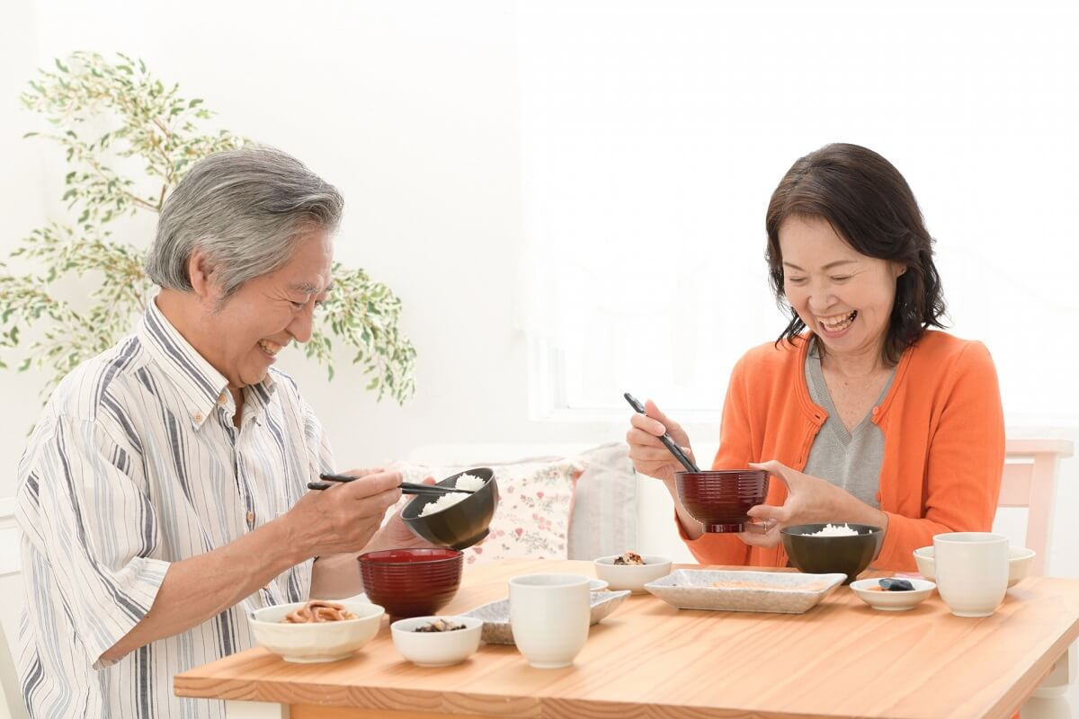 夫婦　食事　食卓