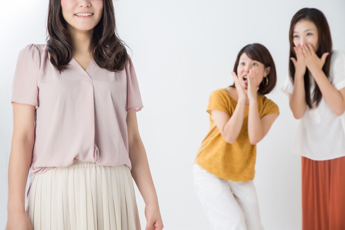 一人の女性に対し歓声をあげる人々